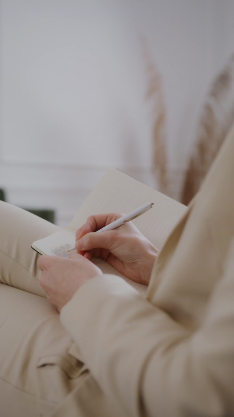 婚活で正解を選び続けた結果、自分の気持ちが分からなくなりノートに向き合う男性のイメージ。婚活で自分を見失う男性が立ち止まり、考えを整理している様子。